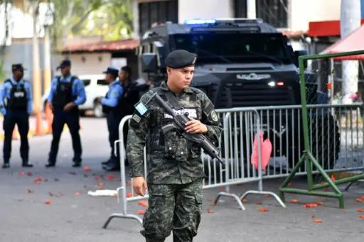 La policía militar monta guardia frente al complejo hotelero que alberga el centro de cómputo del Consejo Nacional Electoral (CNE), Tegucigalpa, Honduras, el 12 de diciembre de 2025