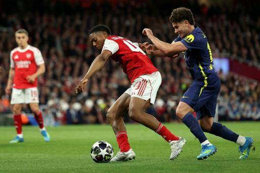 El delantero del Atlético de Madrid Julián Álvarez (d) lucha por el balón con el centrocampista del Arsenal Myles Lewis-Skelly (i) en la vuelta de semifinales de la Champions el 5 de mayo de 2026 en Londres