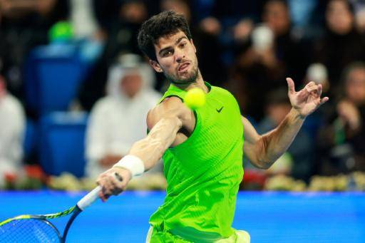 El español Carlos Alcaraz durante su partido contra el francés Arthur Fils en la final del torneo de Doha, en Doha (Catar) el 21 de febrero de 2026