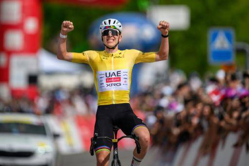 El corredor esloveno del UAE Team Emirates Tadej Pogacar celebra el triunfo en solitario en la 4ª etapa del Tour de Romandía, de 149,6 km de recorrido, entre Broc y Charmey (Suiza), el 2 de mayo de 2026