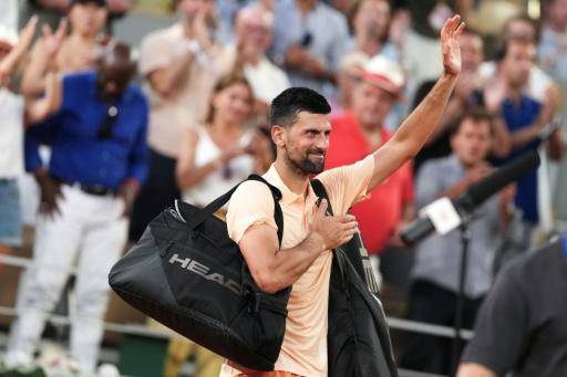 Novak Djokovic abandona la pista tras su derrota en tercera ronda de Roland Garros ante João Fonseca. En París, el 29 de mayo de 2026