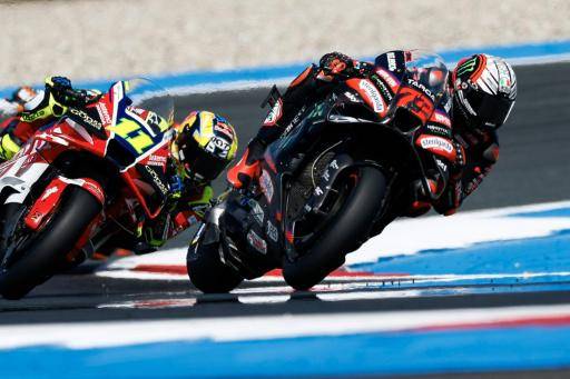 El piloto italiano de Aprilia, Marco Bezzecchi (derecha), toma una curva durante una sesión de entrenamiento del GP de Países Bajos de MotoGP, en el circuito de Assen, el 26 de junio de 2026
