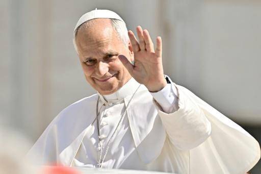 El papa León XIV saluda a la multitud durante la audiencia general semanal en la plaza de San Pedro, en el Vaticano, el 24 de junio de 2026