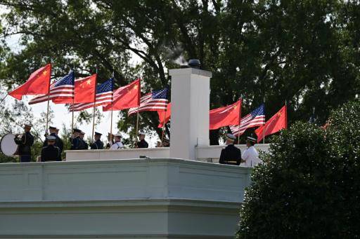 Miembros de una guardia de honor militar portan banderas de EEUU y China durante un ensayo para la visita del presidente chino, Xi Jinping, a la Casa Blanca, el 19 de septiembre de 2026 en Washington