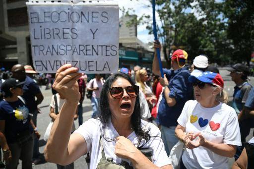 Manifestantes protestan por el hermetismo del diálogo entre una parte de la oposición y el gobierno interino de Venezuela el 12 de agosto de 2026.