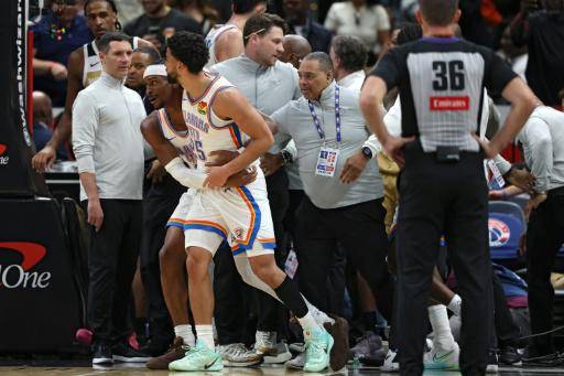 Ajay Mitchell, jugador del Oklahoma City Thunder, es sacado de un forcejeo entre varios jugadores por su compañero Shai Gilgeous-Alexander ante los Washington Wizards durante la primera mitad en el Capital One Arena, en Washington DC, el 21 de marzo de 2026