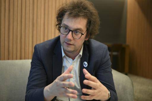 El director general de Reporteros Sin Fronteras (RSF), Thibaut Bruttin, habla durante una entrevista con la AFP, el 13 de abril de 2026 en Ciudad de Guatemala
