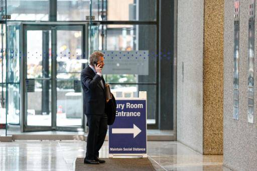 Jeffrey Lichtman, abogado de Joaquín Guzmán López -uno de los hijos del capo del narcotráfico mexicano El Chapo Guzmán-, habla por teléfono al salir del Tribunal Everett McKinley Dirksen de EEUU, en Chicago, el 1 de diciembre de 2025