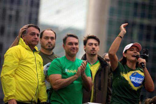El expresidente de Brasil Jair Bolsonaro (izq.) escucha a su esposa, Michelle (drcha.), acompañado por sus hijos Carlos (2º izq.), Flavio (c) y Renan el 6 de abril de 2026 en una concentración en Sao Paulo