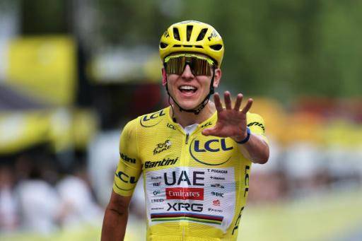 El corredor esloveno del UAE Team Emirates - XRG, Tadej Pogacar, celebra su quinto Tour al cruzar la meta en la 21ª etapa, en París, el 26 de julio de 2026