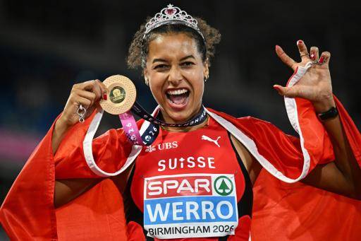 La suiza Audrey Werro, con la medalla de oro luego de conquistar la final de 800 m femenino y batido el récord de la competición en los campeonatos de Europa de atletismo, en Birmingham, el 14 de agosto de 2026