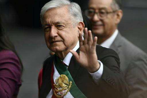 El entonces presidente saliente de México, Andrés Manuel López Obrador, saluda a su llegada a la investidura de su sucesora, Claudia Sheinbaum, el 1 de octubre de 2024 en Ciudad de México