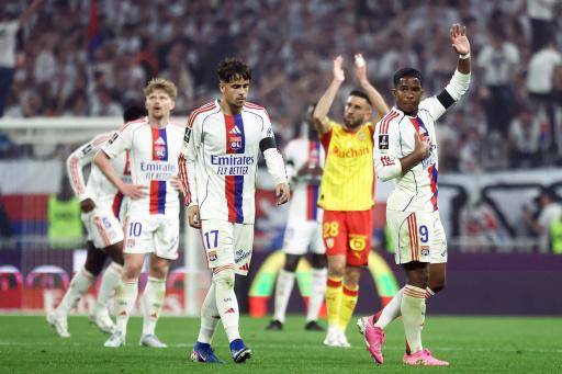 El delantero brasileño Endrick (derecha) saluda a los aficionados al término del partido de Ligue 1 entre Lyon y Lens en el Groupama Stadium de Decines-Charpieu, centro de Francia, el 17 de mayo de 2026