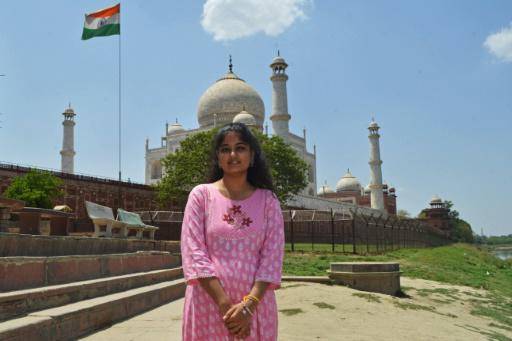 En esta fotografía tomada el 16 de abril de 2024, Sarah Datta, una estudiante que votará por primera vez en las próximas elecciones generales en India, posa frente al Taj Mahal en Agra