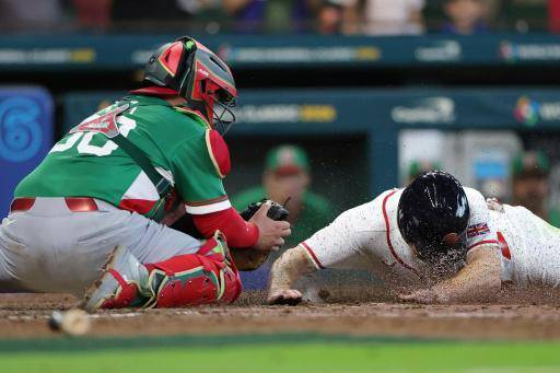 El mexicano Alejandro Kirk poncha al británico Matt Koperniak en el partido del Grupo B del Clásico Mundial de Béisbol entre México y Gran Bretaña en el Daikin Park, en Houston, Estados Unidos, el 6 de marzo de 2026