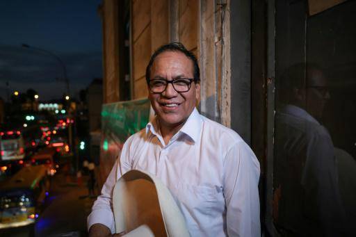 El candidato presidencial del partido Juntos por el Perú, Roberto Sánchez, posa para una fotografía tras ser entrevistado por AFP en su oficina de campaña en Lima el 14 de abril de 2026