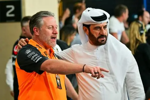 El presidente de la Federación Internacional del Automóvil (FIA), Mohammed Ben Sulayem (drcha.), dialoga con el director ejecutivo de la escudería McLaren Racing, Zak Brown, el 6 de diciembre de 2025 en el Circuito de Yas Marina