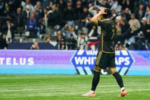 El surcoreano Son Heung-Min se lamenta tras fallar un penalti en la derrota de Los Angeles FC ante Vancouver Whitecaps el 22 de noviembre de 2025