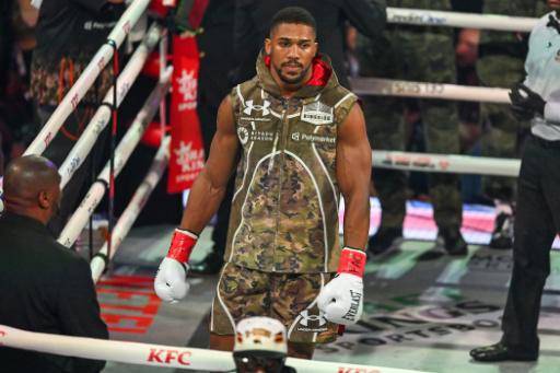 El boxeador británico Anthony Joshua antes de empezar un combate contra el youtuber y boxeador estadounidense Jake Paul, en Miami, el 19 de diciembre de 2025