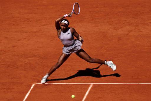 La tenista estadounidense Coco Gauff golpea una bola durante el partido contra su compatriota Taylor Townsend en el torneo de Roland Garros, el 26 de mayo de 2026 en París US Coco Gauff plays a forehand return to US Taylor Townsend during their women's singles match on day 3 of the French Open tennis tournament on Court Philippe-Chatrier at the Roland-Garros Complex in Paris on May 26, 2026.
