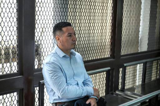 El exjefe de policía Edy Vásquez permanece en una celda en el Palacio de Justicia de la Ciudad de Guatemala el 21 de octubre de 2026, durante el juicio contra a siete exagentes de policía acusados de la ejecución extrajudicial de una pareja gay