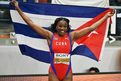 Leyanis Pérez posa con la bandera de Cuba tras revalidar su título mundial bajo techo de triple salto. En Torun (Polonia), el 21 de marzo de 2026