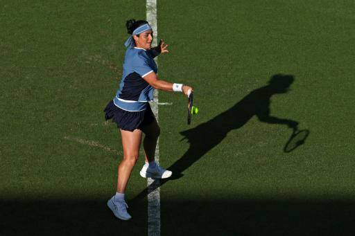 La tenista tunecina Ons Jabeur golpea una bola durante su partido contra la australiana Maya Joint en el último torneo de Eastbourne, el 23 de junio de 2025 al sur de Inglaterra