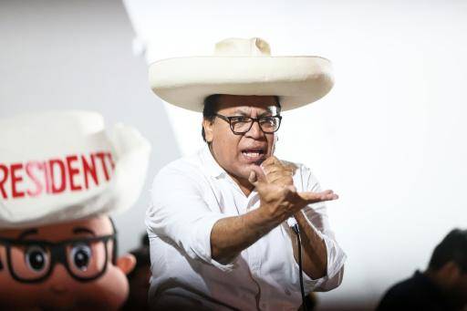 El candidato presidencial peruano Roberto Sánchez, del partido Juntos por el Perú, se dirige a sus seguidores durante un mitin de campaña en Lima, el 24 de mayo de 2026