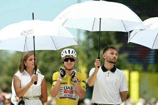 Tadej Pogacar, líder del Tour de Francia, es protegido con paraguas del sol antes de la salida de la octava etapa del Tour de Francia. En Bergerac (sudoeste de Francia), el 11 de julio de 2026