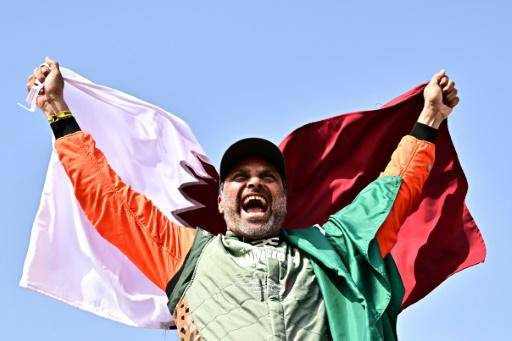 El piloto catarí Nasser al-Attiyah celebra su triunfo en el rally Dakar de coches en Yanbu, Arabia Saudita, el 17 de enero de 2026