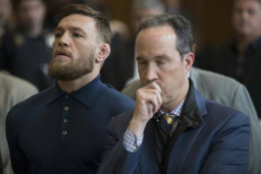 La estrella de las artes marciales mixtas Conor McGregor (izquierda) junto a su abogado Jim Walden durante una comparecencia ante el tribunal penal de Brooklyn el 6 de abril de 2018