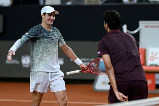 João Fonseca celebra con su compañero Marcelo Melo tras ganar la final de los dobles del Rio Open ante el alemán Constantin Frantzen y el neerlandés Robin Haase, en Rio de Janeiro, Brasil, el 22 de febrero de 2026