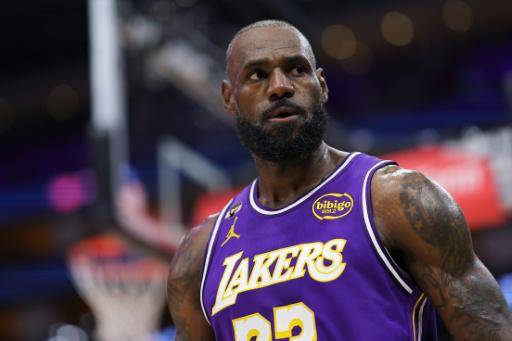El jugador de Los Angeles Lakers LeBron James, en la primera mitad del partido de la NBA contra los Rockets, en Houston (Texas, EEUU), el 18 de marzo de 2026