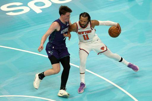 Jalen Brunson de los New York Knicks dribla contra Kon Knueppel de los Charlotte Hornets durante la segunda mitad del partido en el Spectrum Center el 26 de noviembre de 2025 en Charlotte, Carolina del Norte