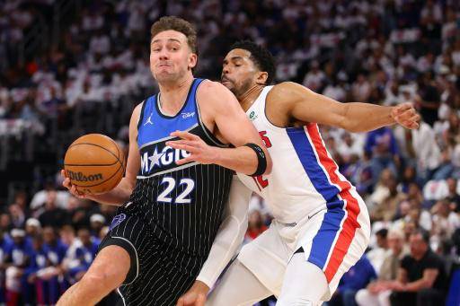 Franz Wagner (#22) de Orlando Magic supera a Tobias Harris (#12) de Detroit Pistons en la primera mitad del segundo juego de la primera ronda de los playoffs de la Conferencia Este en el Little Caesars Arena de Detroit, Michigan, el 22 de abril de 2026