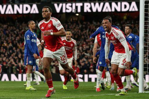 El defensor neerlandés del Arsenal, Jurrien Timber (en primer plano) celebra el segundo gol de su equipo ante el Chelsea, en el Emirates Stadium de Londres, el 1 de marzo de 2026