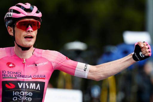 El danés Jonas Vingegaard celebra la victoria en la 16ª etapa del Giro, con final en el alto de la estación de esquí de Cori, en los Alpes suizos, el 26 de mayo de 2026