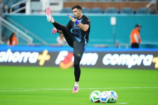 El portero argentino Emiliano Martínez calienta antes del partido amistoso entre Argentina y Venezuela, el 10 de octubre de 2025 en Miami