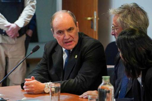 El excomandante Claudio Javier Villamide habla con sus abogados durante la audiencia en que se anunció su condena por el hundimiento del submarino ARA San Juan, el 8 de julio de 2026 en la ciudad de Río Gallegos, al sur de Argentina