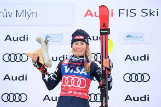La estadounudense Mikaela Shiffrin celebra en el podio su victoria en el eslalon de Spindleruv Mlyn, en República Checa, el 25 de enero de 2026