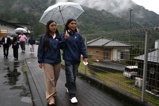 Las peruanas Ketsi Yahuarcani (I) y Wendy Sangama caminan en la aldea japonesa de Nanmoku el 26 de septiembre de 2026