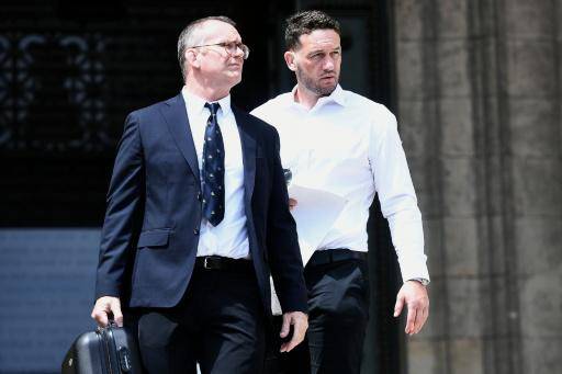 El jugador de rugby neozelandés Rory Grice (drcha.) sale de un tribunal de la ciudad francesa de Burdeos el 17 de junio de 2024