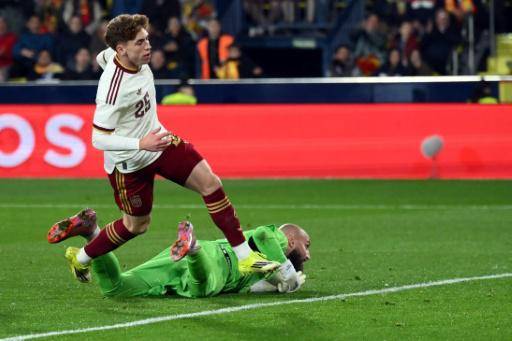 El delantero de España Víctor Muñoz marca el tercer gol en la victoria 3-0 ante Serbia en partido amistoso, en el Estadio de la Cerámica de Villarreal (este) el 27 de marzo de 2026