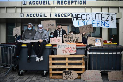Manifestantes bloquean la entrada de la escuela de Altos Estudios Comerciales (HEC) en Jouy-en-Josas, a las afueras de París, el 15 de octubre de 2026
