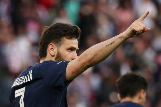 Khvicha Kvaratshkhelia celebra una de sus goles para el PSG en la victoria ante el Nantes en la Ligue 1. En París, el 22 de abril de 2026