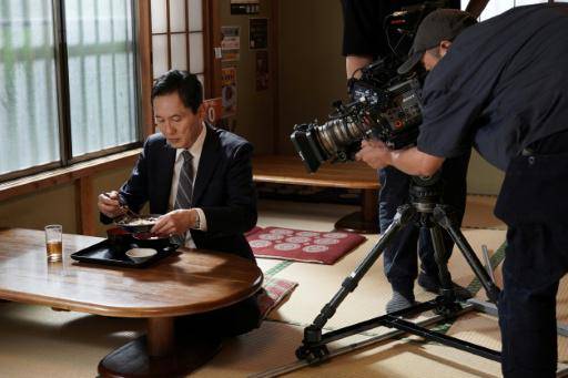 El actor japonés Yutaka Matsushige durante el rodaje de un episodio de la serie de televisión El gourmet solitario en un restaurante especializado en atún, en Yokoshibahikari, prefectura de Chiba, el 19 de mayo de 2026