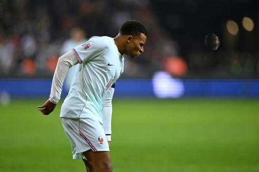 Kylian Mbappé se queja de dolor tras lesionarse una rodilla en la victoria con Francia ante Turquía en la Liga de Naciones. En Kocaeli (Turquía), el 25 de septiembre de 2026