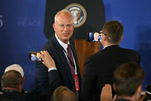 El emisario ruso Kirill Dmitriev, antes de una rueda de prensa en una cumbre con Estados Unidos sobre Ucrania en la base conjunta Elmendorf-Richardson en Anchorage, Alaska, el 15 de agosto de 2025