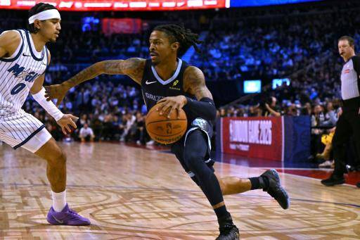 La estrella de Memphis, Ja Morant, supera a Anthony Black en la victoria de los Grizzlies en la NBA sobre los Orlando Magic en Londres el 18 de enero de 2026