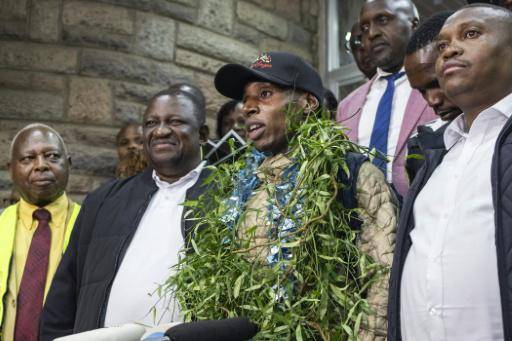 Sabastian Sawe (centro) a su llegada al aeropuerto internacional de Nairobi, el 29 de abril de 2026, tres días después de haberse convertido en Londres en e primer corredor en bajar de las dos horas en un maratón